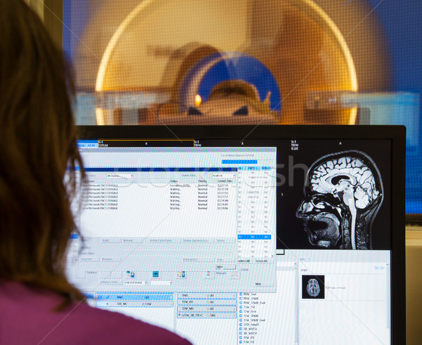 Escáner cerebro mri Xray hospital operador Foto stock © vilevi