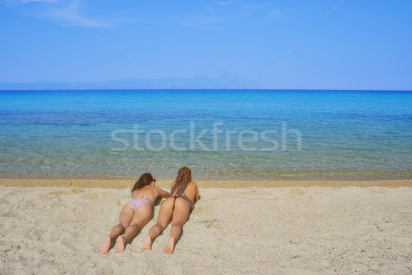 Stock fotó: Kettő · nők · tengerpart · gyönyörű · bikini · homokos · tengerpart