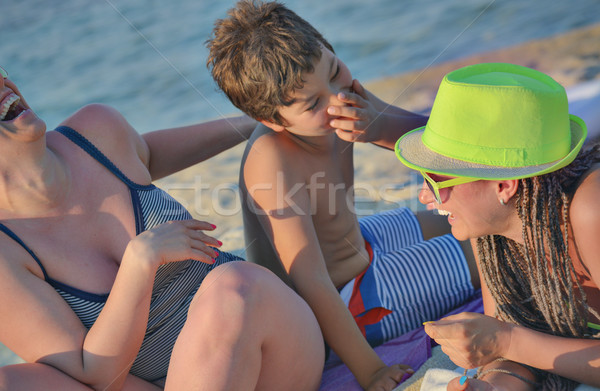 Râsete plajă companie trei doua Imagine de stoc © vilevi