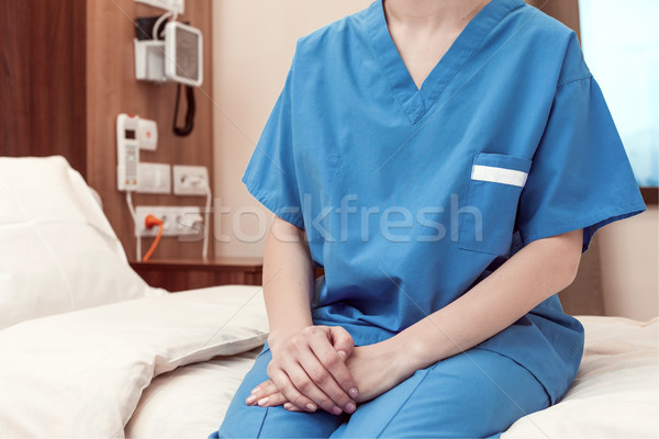 Paciente hospital sessão cama cama de hospital mãos Foto stock © vilevi