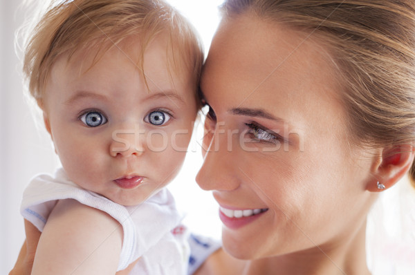Anya baba szemek gyönyörű fiatal átkarol Stock fotó © vilevi