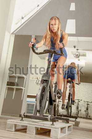 Stok fotoğraf: Genç · kadın · uygunluk · genç · güzel · bir · kadın · bisiklete · binme · spor · salonu