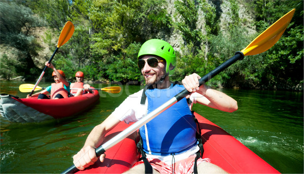 Homem rio masculino vermelho inflável canoa Foto stock © vilevi