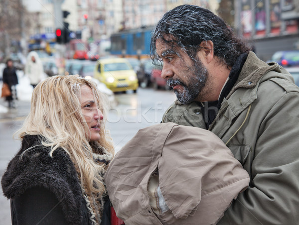 Sărac oameni iarnă rece cuplu fără adăpost Imagine de stoc © vilevi