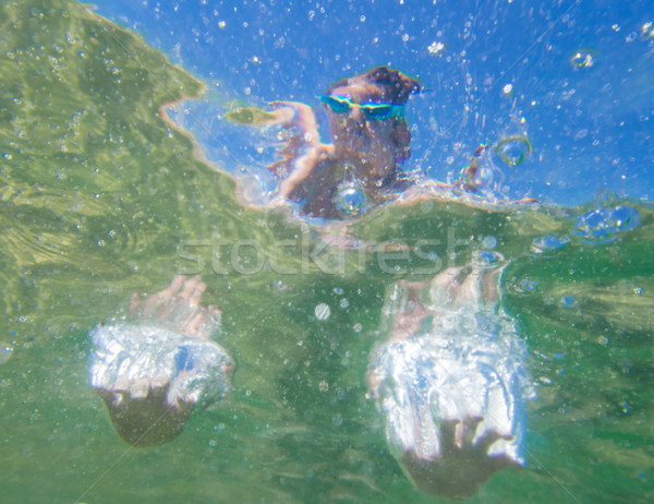 水中 ジャンプ 子供 手 シルエット ジャンプ ストックフォト C Vilevi Stockfresh