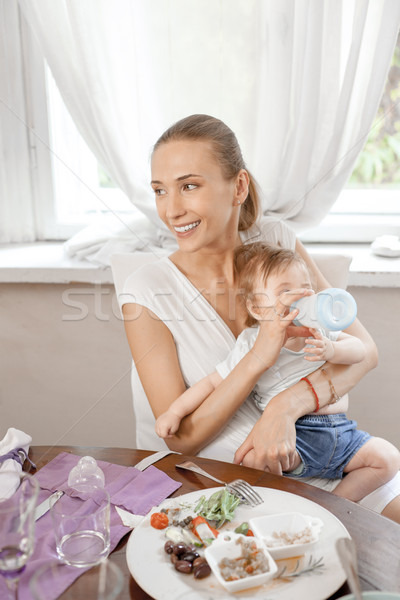 Boldog anya étterem mosolyog etetés baba Stock fotó © vilevi