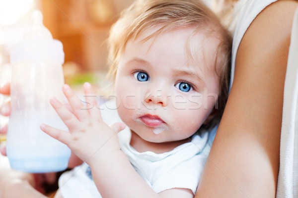 Baby Junge Essen Augen wenig Mutter Stock foto © vilevi