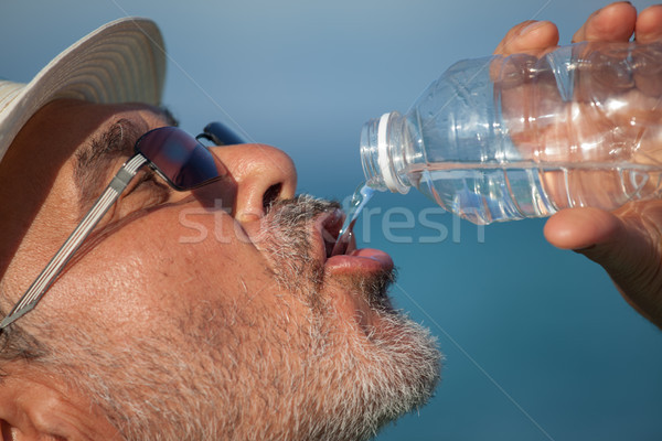 Víz iszik idős férfi közelkép ivóvíz Stock fotó © vilevi