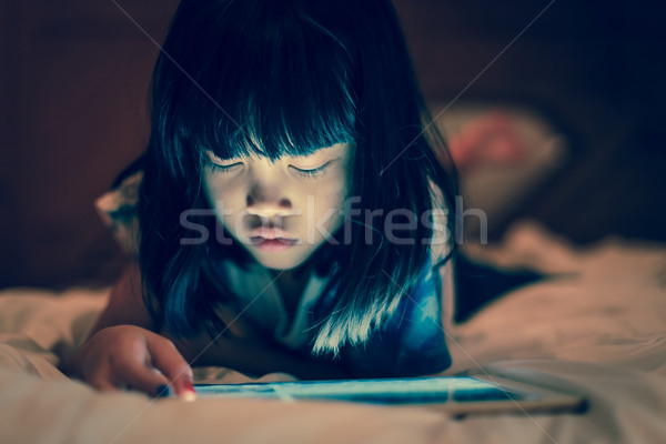 Foto d'archivio: Kid · tablet · online · apprendimento · home