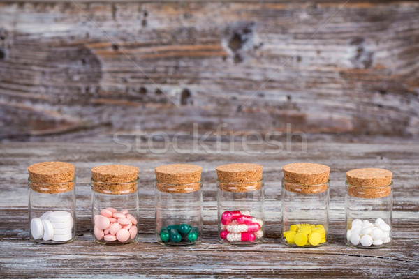 Pillole capsule vetro tavolo in legno legno Foto d'archivio © viperfzk