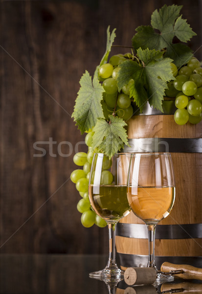 Occhiali vino barile uve buio legno Foto d'archivio © viperfzk