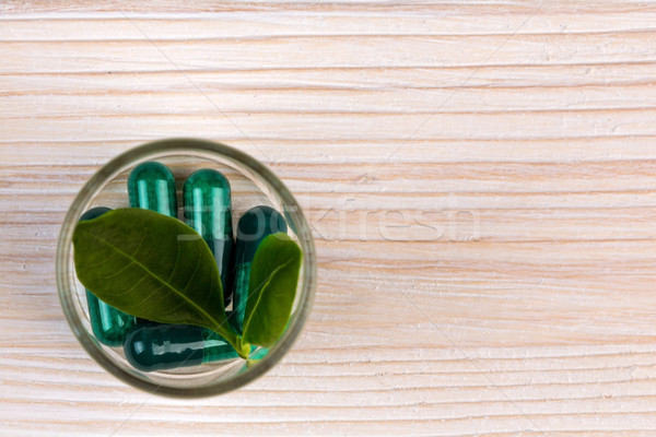 Foto d'archivio: Medicina · alternativa · foglia · verde · top · view · vetro · contenitore