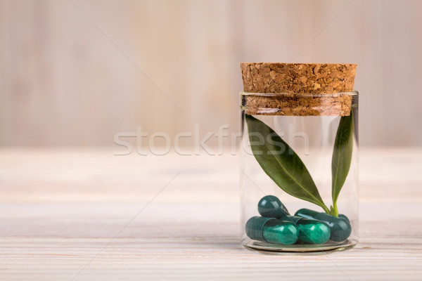 Medicina alternativa foglia verde vetro contenitore legno medici Foto d'archivio © viperfzk