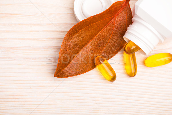 Medicina alternativa arancione foglia bianco contenitore tavolo in legno Foto d'archivio © viperfzk