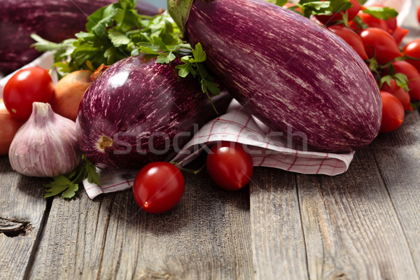 Foto d'archivio: Pomodori · aglio · cipolla · rustico · tavolo · in · legno · primavera