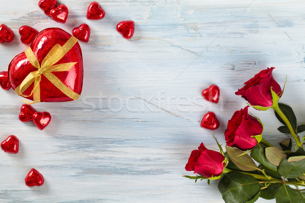 Foto stock: Día · de · san · valentín · regalo · rosas · rojas · corazón · chocolate