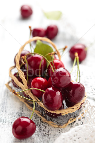 Rijp kersen klein mand witte houten tafel Stockfoto © Vitalina_Rybakova