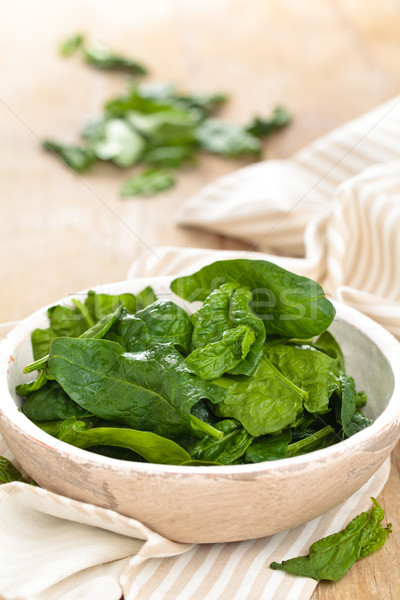 Vers spinazie bladeren plaat rustiek houten tafel Stockfoto © Vitalina_Rybakova