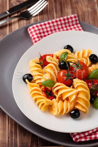 Italiaans eten pasta Italiaans kerstomaatjes zwarte olijven basilicum Stockfoto © Vitalina_Rybakova
