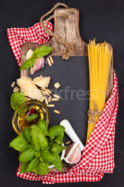 地中海料理 パスタ のイタリア料理 イタリア語 ペスト 材料 ストックフォト © Vitalina_Rybakova