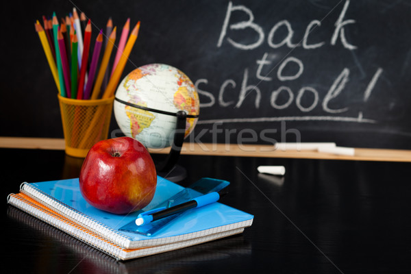 Schoolbenodigdheden Blackboard boek wereldbol hout appel Stockfoto © Vitalina_Rybakova