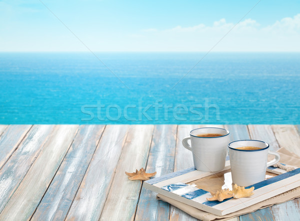 Foto stock: Taza · de · café · café · mesa · de · madera · azul · mar