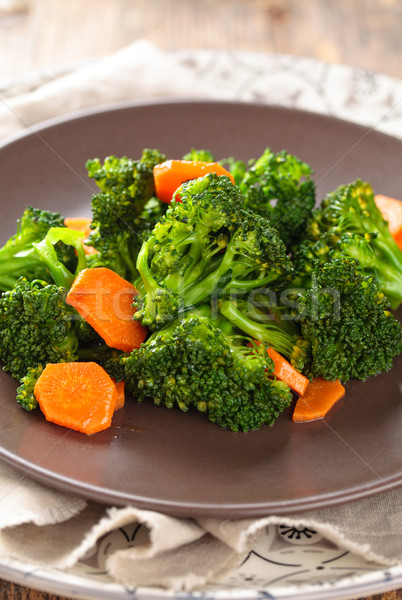 Gestoomd broccoli plaat shot wortelen Stockfoto © Vitalina_Rybakova