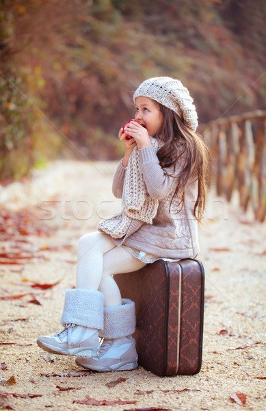 Mooi meisje eten appel oude koffer weg Stockfoto © Vitalina_Rybakova