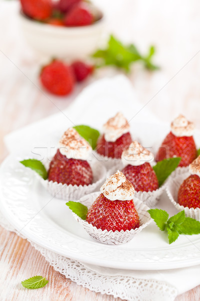 Stockfoto: Aardbei · dessert · aardbeien · slagroom · poedersuiker · cacao