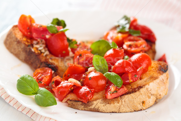 Italienisches Essen Bruschetta italienisch Kirschtomaten Basilikum Stock foto © Vitalina_Rybakova
