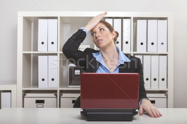 Tarziu femeie de afaceri şedinţei birou uitat numire Imagine de stoc © vizualni