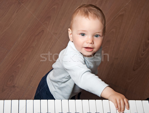 Dziecko grać muzyki fortepian klawiatury portret Zdjęcia stock © vkraskouski