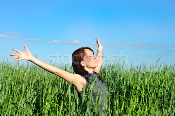 Kobieta ręce w górę pole pszenicy młoda kobieta Zdjęcia stock © vkraskouski