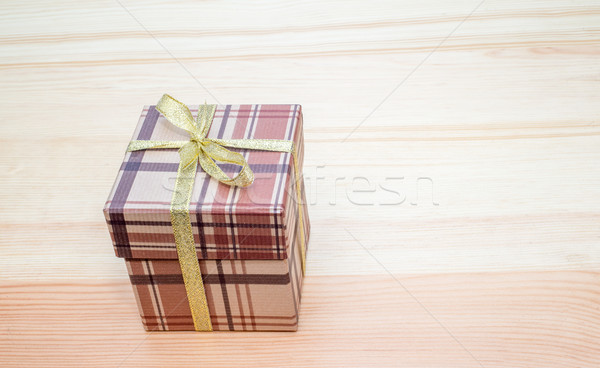 Scatola regalo rosolare arco tavolo in legno carta amore Foto d'archivio © vlaru