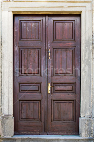 Porte d'entrée brun doubler aile bois maison Photo stock © vlaru