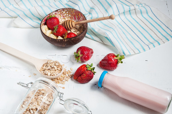 Zdrowych śniadanie zboża jogurt truskawki żywności Zdjęcia stock © voloshin311