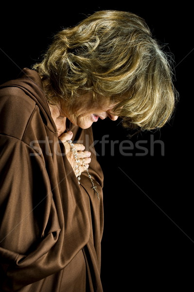 Vallásos nő imádkozik tart rózsafüzér kéz Stock fotó © vtupinamba