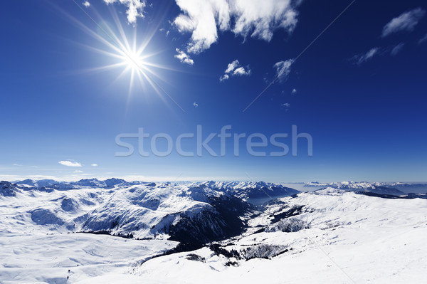 Kilátás lefelé tipikus alpesi sí üdülőhely Stock fotó © vwalakte
