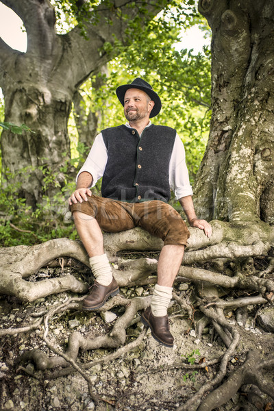 Sitzung traditionellen Mann Kostüm Wald Hintergrund Stock foto © w20er