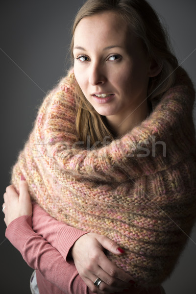 Vrouw wol sjaal portret jonge vrouw meisje Stockfoto © w20er