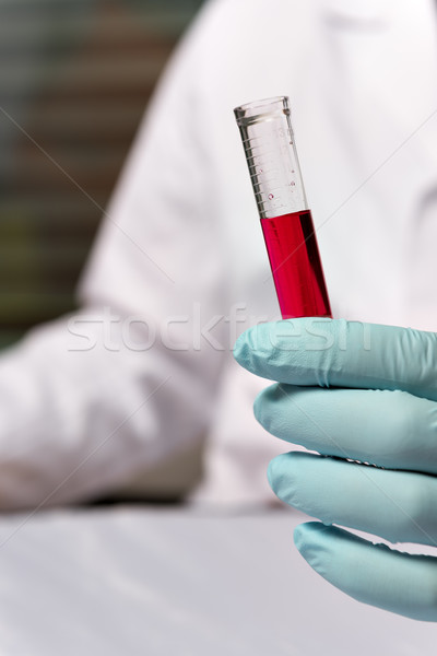 化學家 紅色 液體 手 面對 商業照片 © w20er