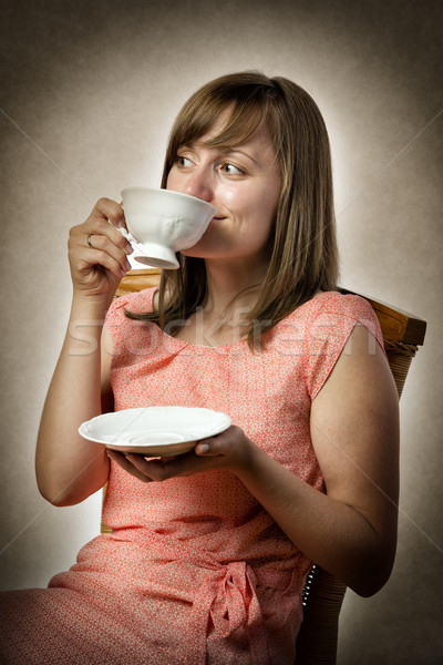 Femeie potabilă ceai şedinţei scaun cafea Imagine de stoc © w20er