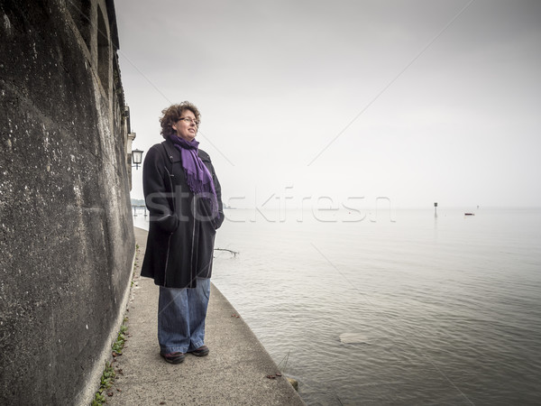 Mujer lago oscuro abrigo pie mal tiempo Foto stock © w20er
