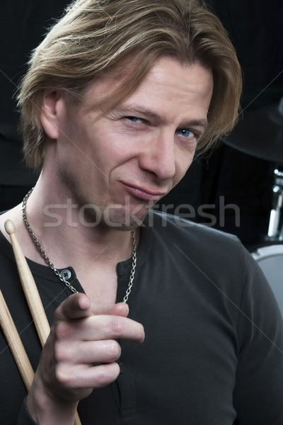 Człowiek wskazując czarny perkusja student Zdjęcia stock © w20er