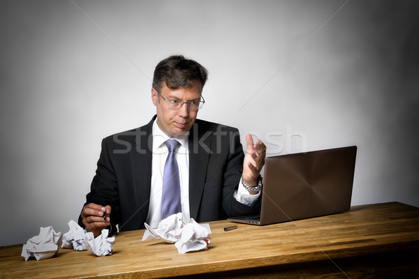 Przepracowany biznesmen plików biurko człowiek garnitur Zdjęcia stock © w20er