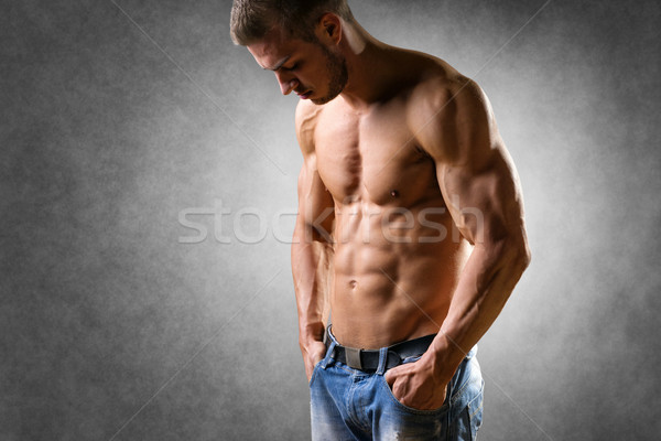Atléta farmer nadrág figyelmes férfi kút Stock fotó © w20er