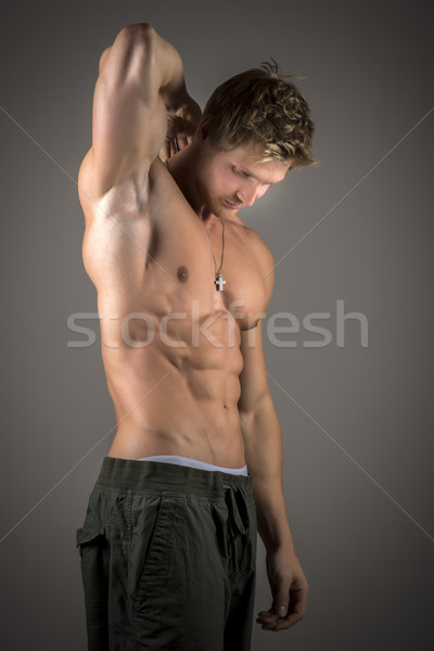 ポーズ 選手 ブロンド 小さな 強い 筋肉 ストックフォト C Wer Stockfresh