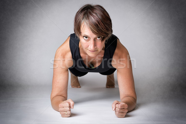 Középkorú nő alkar fekvőtámasz középkorú jóképű nő Stock fotó © w20er