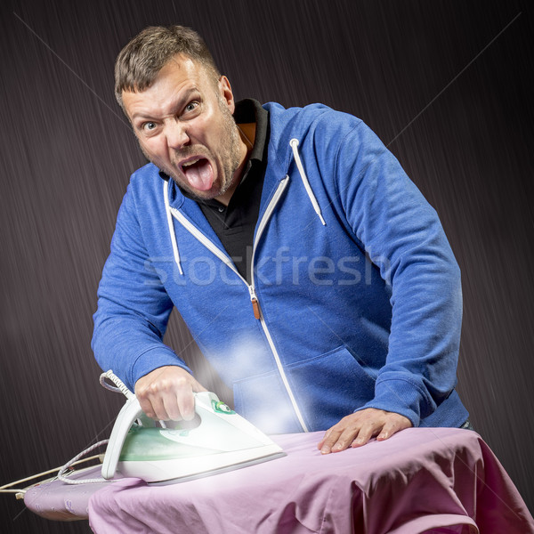 Człowiek prace domowe zły shirt domu Zdjęcia stock © w20er