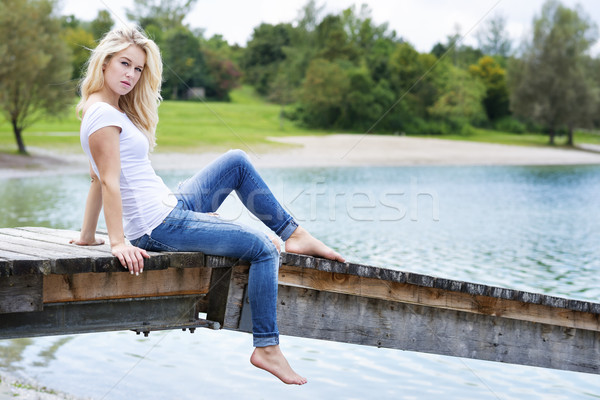 Stok fotoğraf: Sarışın · kadın · oturma · genç · göl · yaz